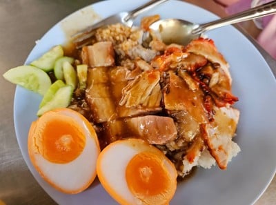 ข้าวหมูแดง+หมูกรอบ ใส่ไข่