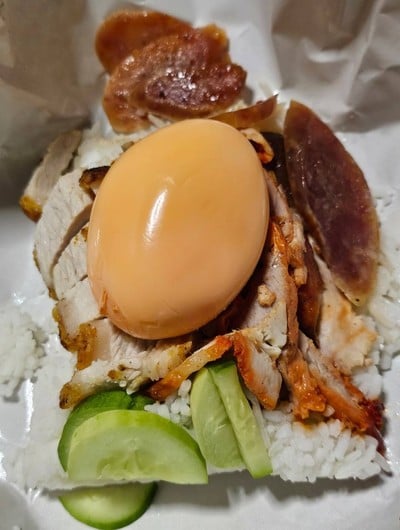 ข้าวหมูแดง+หมูกรอบ+กุนเชียง ใส่ไข่