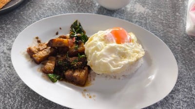 กระเพราหมูสามชั้น