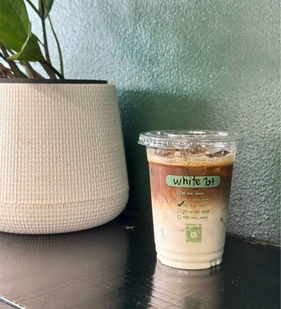 White - กาแฟนมเย็น
