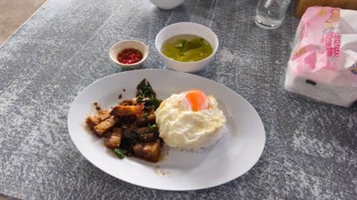 กระเพราหมูสามชั้น