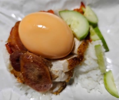 ข้าวหมูแดง+หมูกรอบ+กุนเชียง ใส่ไข่