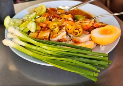 ข้าวหมูแดง+หมูกรอบ+กุนเชียง ใส่ไข่