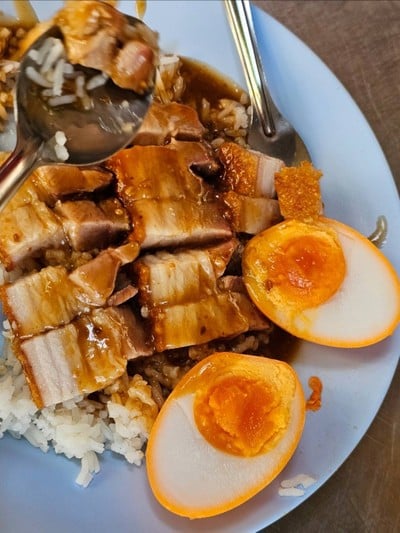 ข้าวหมูกรอบใส่ไข่