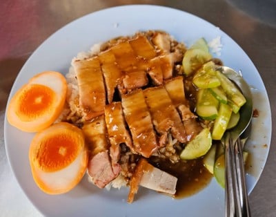 ข้าวหมูกรอบใส่ไข่