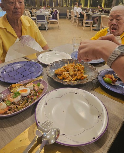 อาหาร หรือ เครื่องดื่ม