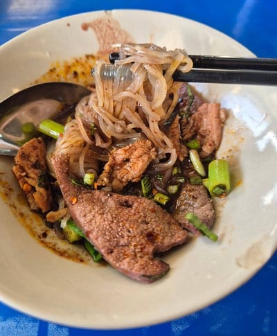 เส้นเล็กน้ำตกเนื้อตับ