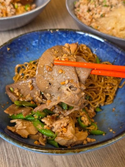 เส้นคลุกพีนัทบัตเตอร์