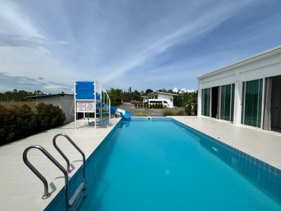 สระว่ายน้ำ/ชายหาด