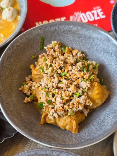 เกี๊ยวกรอบหมูระเบิดต้มยำแห้งถั่วโบราณ