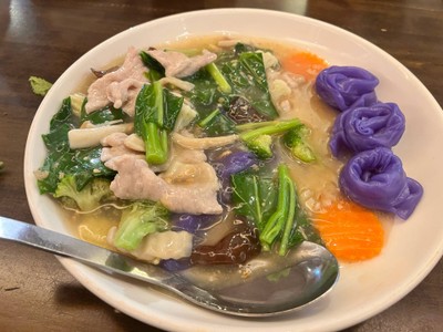 ราดหน้าหมูเส้นอัญชัน
