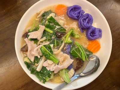 ราดหน้าหมูเส้นอัญชัน