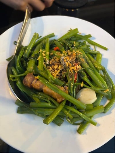 ผัดผักบุ้งหมูกรอบไฟแดง