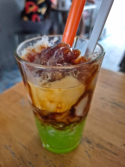 ลอดช่องน้ำตาลข้นราดไอติม