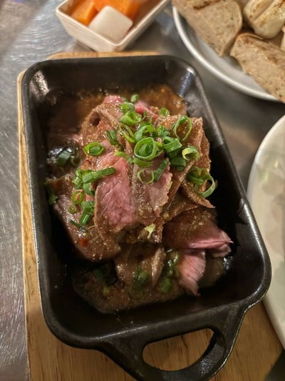 เนื้อย่างกระทะร้อนจิ้มแจ่ว