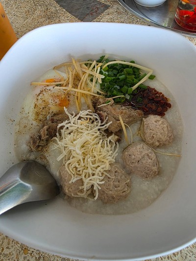 โจ๊กใส่ไข่ หมูเด้ง ซี่โครงหมู
