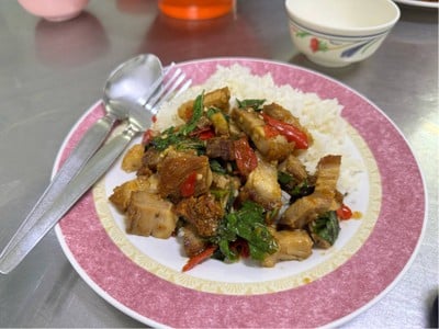 หมูกรอบผัดกะเพรา