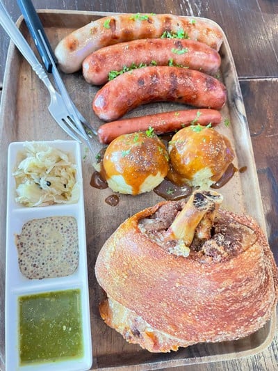 ขาหมูเยอรมัน +ไส้กรอกรวมโฮมเมด Bavarian Platter (Pork Knuckle + Mixed Grill Sausages)