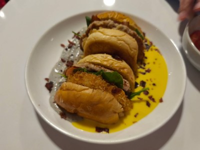 เบอร์เกอร์หมูบนซอสทรัฟเฟิลและซอสชีส