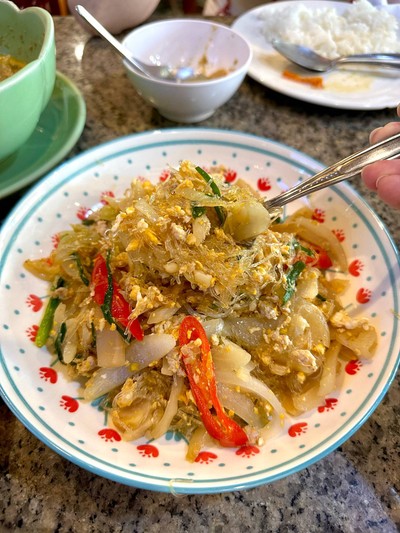 วุ้นเส้นผัดไข่เกี่ยมฉ่าย
