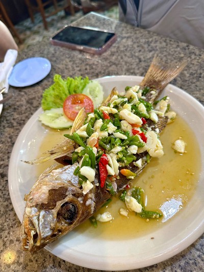 ปลาทอดราดพริกกระเทียม