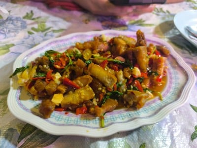 กระเพราหมูกรอบ