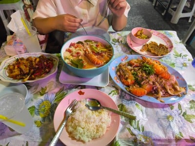 อาหาร หรือ เครื่องดื่ม