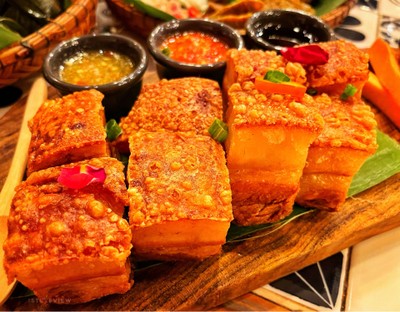 หมูกรอบสามเกลอ