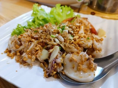 กุ้งหมึกผัดกระเทียม