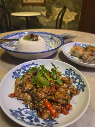 ข้าวหมูคั่วพริกกระเทียม