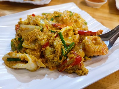 กุ้งหมึกผัดผงกะหรี่