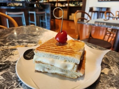 Holey Artisan Bakery (Sourdough Sandwich Coffee) ปรีดี