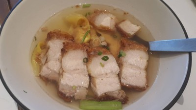 เกี๊ยวน้ำหมูกรอบ