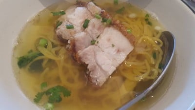 บะหมี่น้ำหมูกรอบ