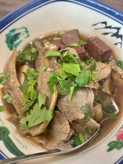 ก๋วยเตี๋ยวเป็ดสูตรพิเศษ เคี่ยวซุปหลายชั่วโมง ได้รสกลมกล่อมเข้มข้น