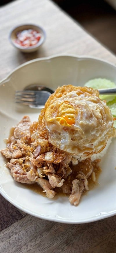 🍛 ข้าวหมูกระเทียมไข่ดาว. (ราคา 80 บาท.)