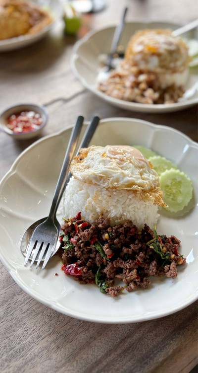 🍛 ข้าวกะเพราเนื้อไข่ดาว. (ราคา 90 บาท.)