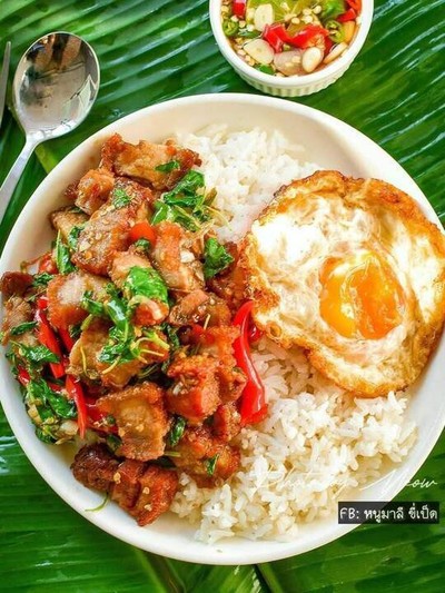 ผัดกะเพราราดข้าว, หมู,ไก่