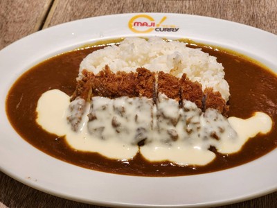 ข้าวแกงกะหรี่หมูชุบเกล็ดขนมปังทอดราดชีส