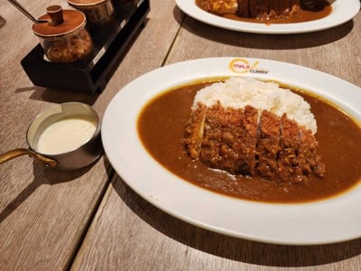 ข้าวแกงกะหรี่หมูชุบเกล็ดขนมปังทอดราดชีส