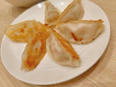 เกี๊ยวซ่าไส้กุ้งและหมูสับ (6 ชิ้น)