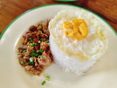ข้าวเป็ดคั่วพริกเกลือ + ไข่ดาวสุก