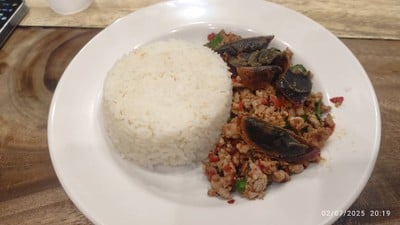 กะเพราไข่เยี่ยวมั้า