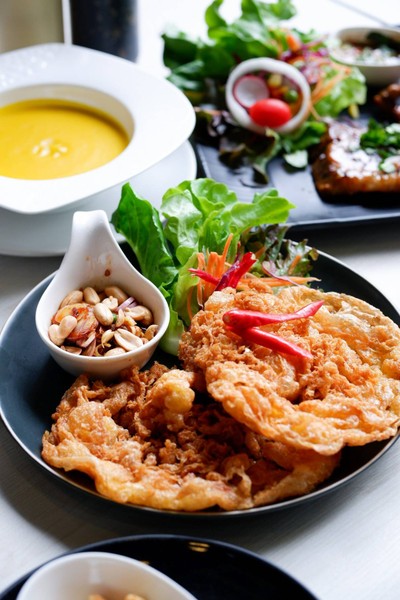 ยำไข่เจียวสมุนไพร Yum Crispy Omelette