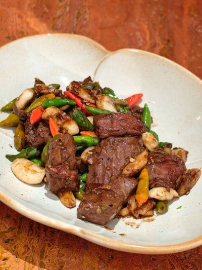 เนื้อผัดกระเทียมพริกขี้หนู