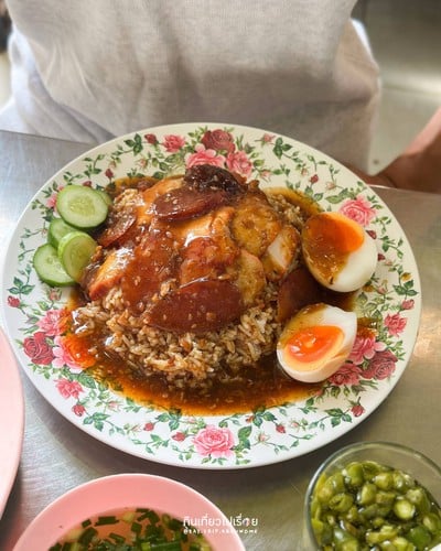 ข้าวหมูแดง+หมูกรอบ+กุนเชียง