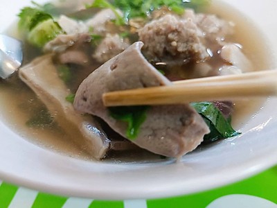 ต้มเลือดหมูจิงจูฉ่าย