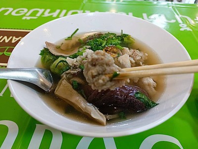 ต้มเลือดหมูจิงจูฉ่าย