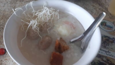 โจ๊กหมูเด้ง หมูกรอบ ไข่ลวก