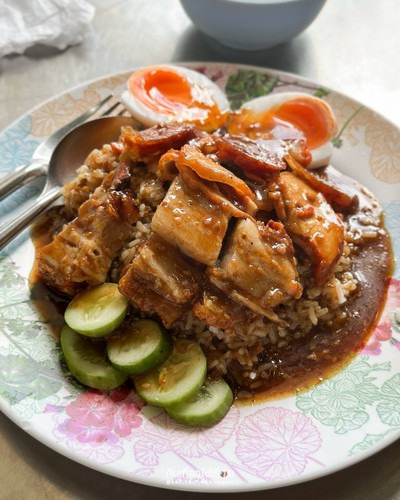ข้าวหมูแดง+หมูกรอบ+กุนเชียง